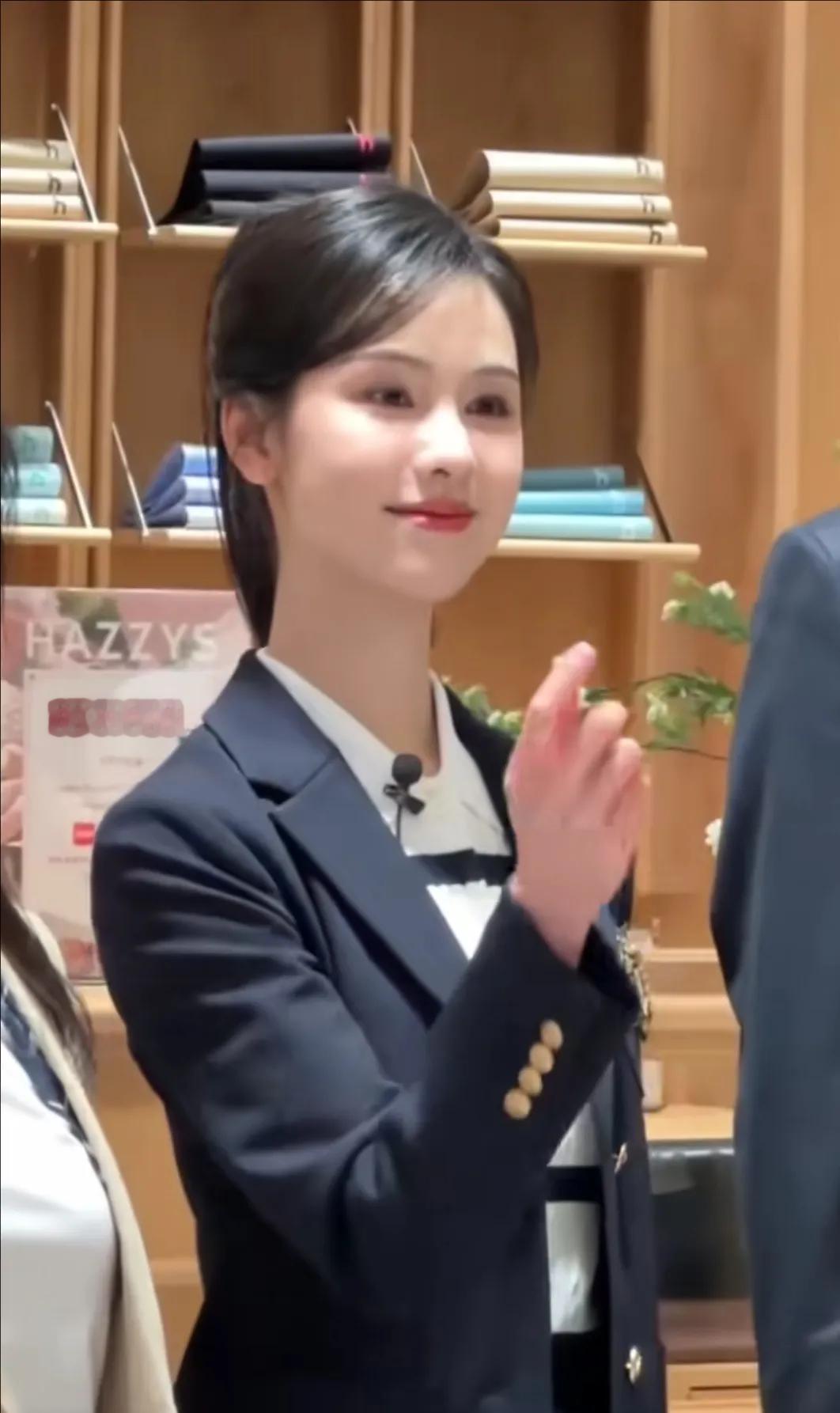 温州滨江万象城看到了陈都灵，陈都灵真是又美又清纯！她的长相就有种精英高智商女性的