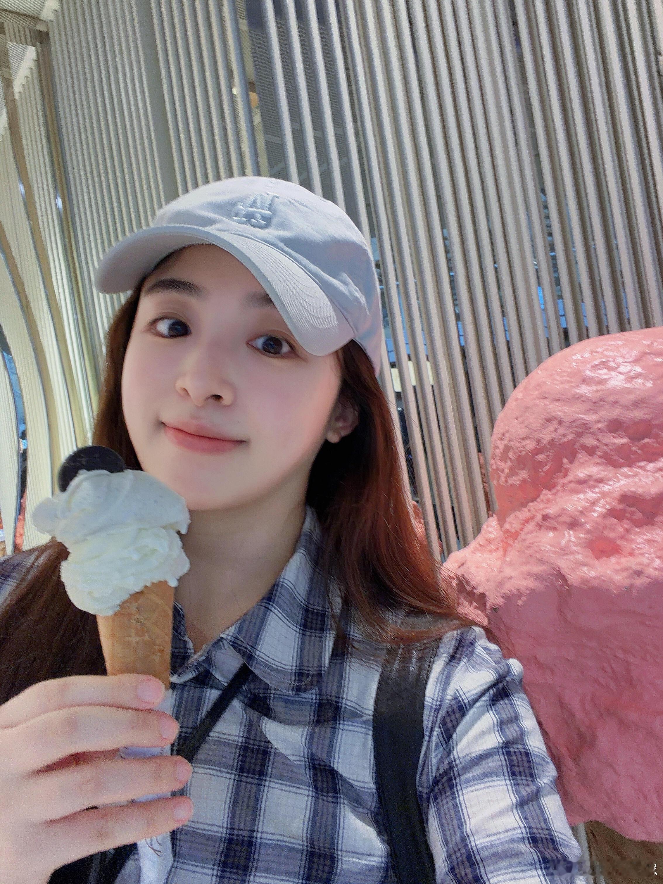 张含韵沉浸式体验侄女追星痛包意外出圈的粉色痛包背后是暖心故事，张含韵为迁就侄女背