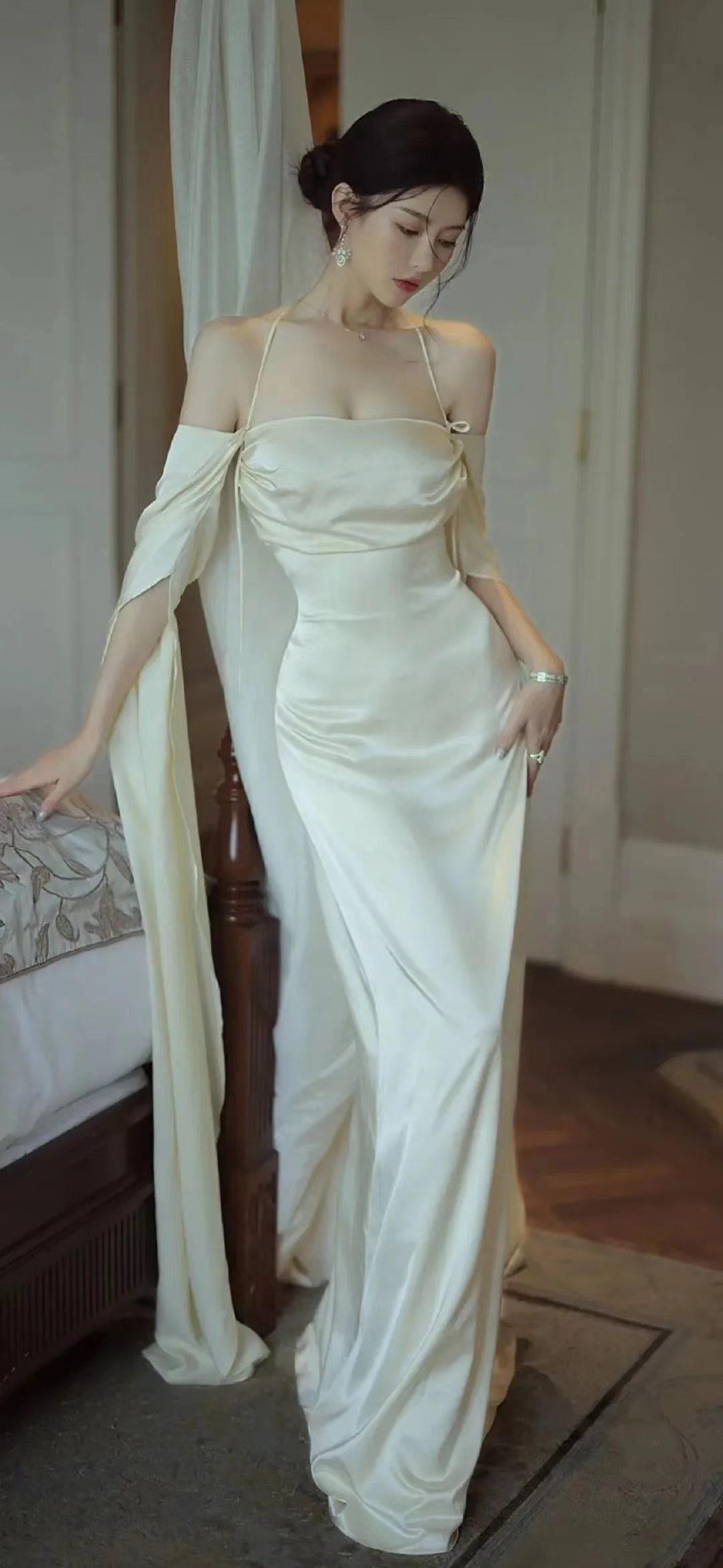 一袭白色长裙，
将她的东方美体现得淋漓尽致……
