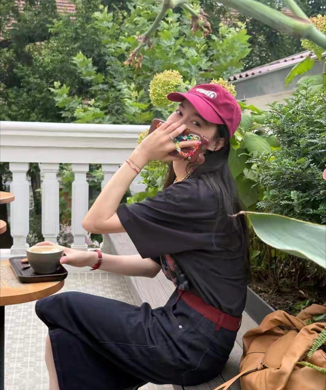 唐嫣发文为粉丝团地盘20周年庆生，戴鸭舌帽配短袖喝着咖啡好惬意 ​​​