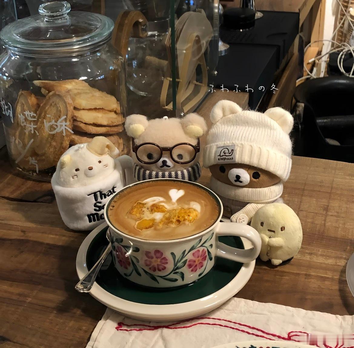巷口小饭店巷子尽头有一家小饭店，没有招牌，只在门口支了个灯箱，写着“炒菜米饭”。