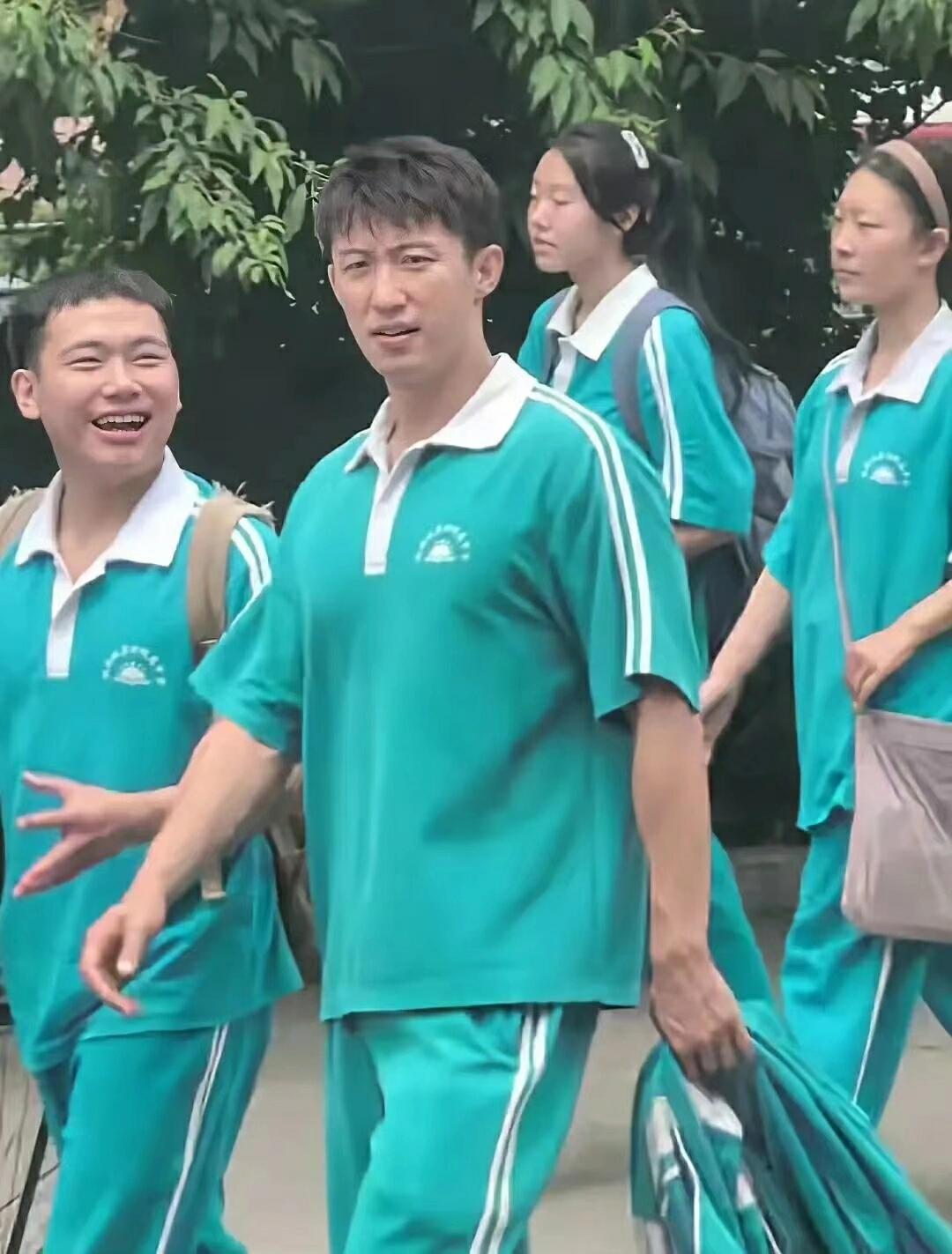 黄景瑜演初中生这违和感，演老师还差不多，哈哈哈，校服也遮挡不住你的强壮啊 ​​​