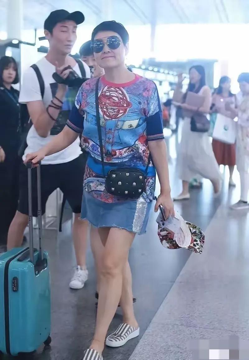 如此看来，张凯丽蛮喜欢短裤短裙子的，因为挡不住她有一双美腿啊！