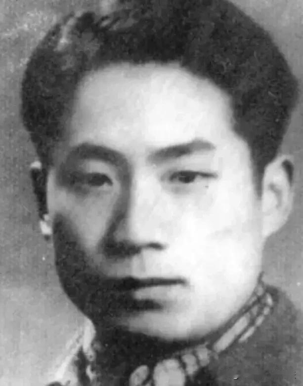 1948年4月18日，地下党员李维嘉接完头正要回家，巷口一名小姑娘偷偷朝他摆手，