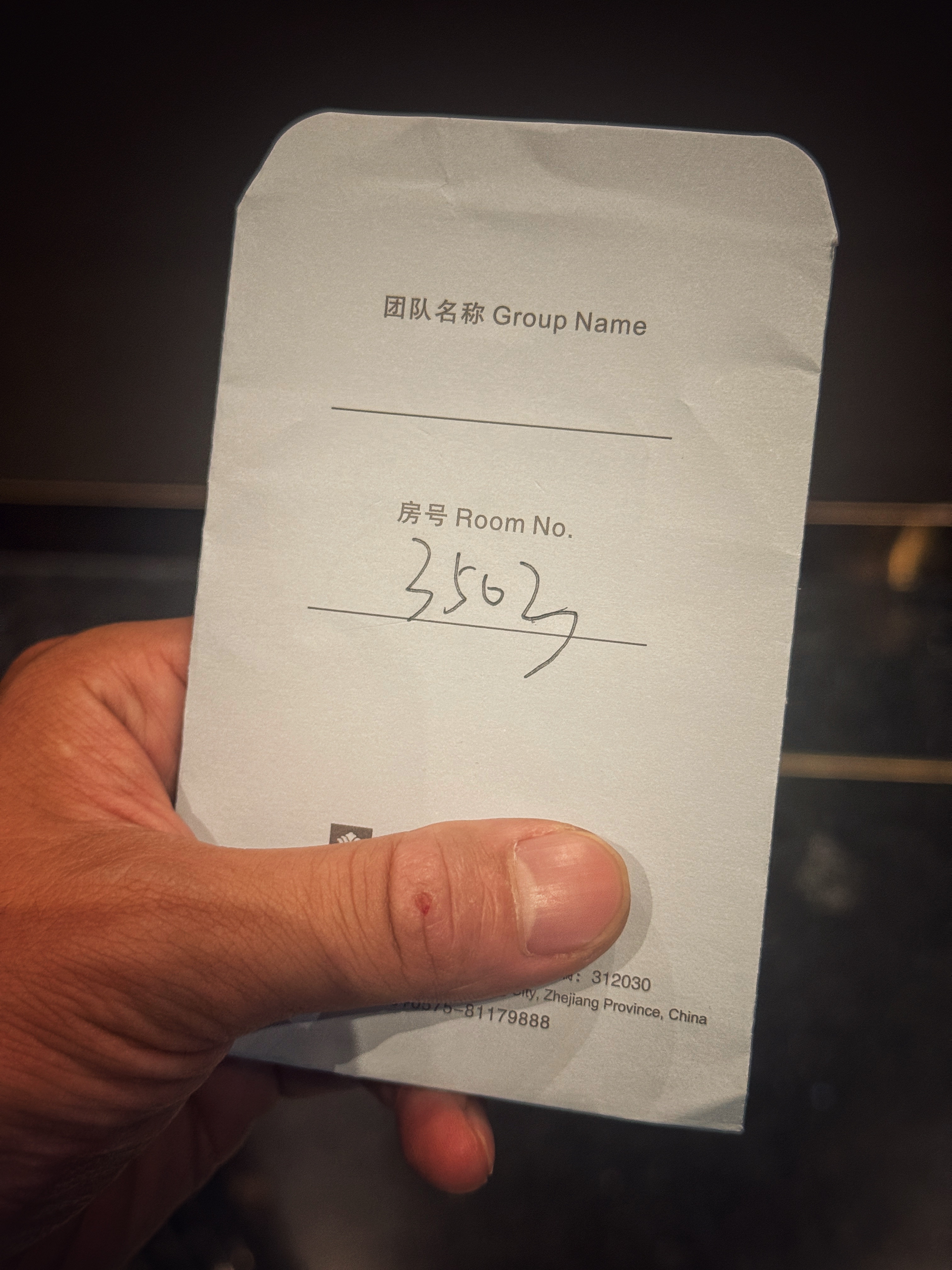 我惊呆了，刚到杭州酒店🏨。啪啪啪💳房卡就是刷不开，一听房间里电视声音还挺大。
