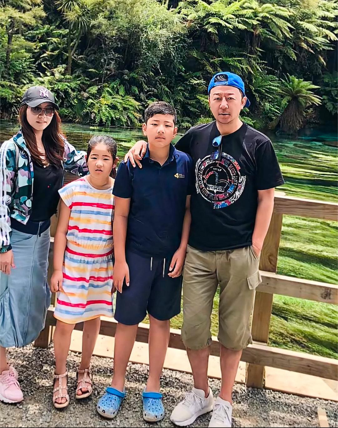 郭涛一家四口大理同框，低调庆祝结婚20周年，补拍婚纱照！

罕见出镜的15岁女儿