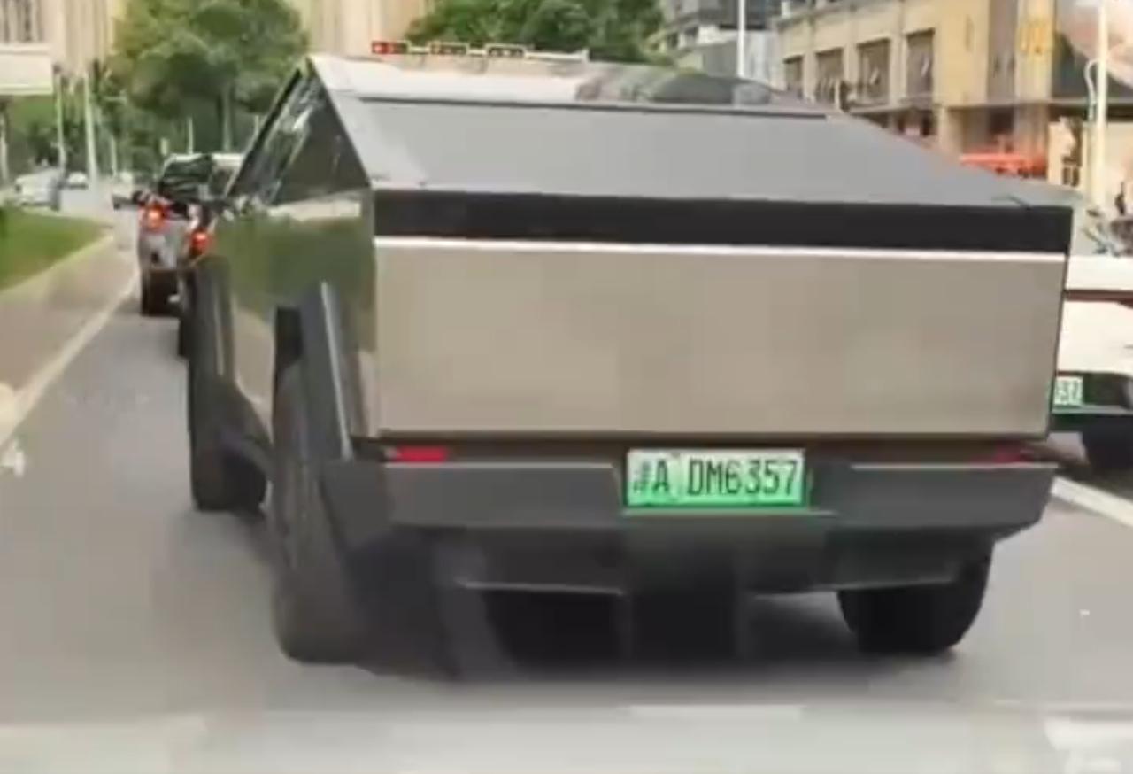 啊？Cybertruck都上牌了吗？这这明显的，我感觉也不能是套牌的吧？？帅吗？