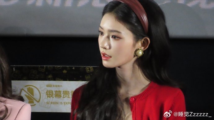 林允冬去春来追剧团造型林允这身追剧团造型太惊艳了，复古红开衫配碎花裙，港风氛围拉