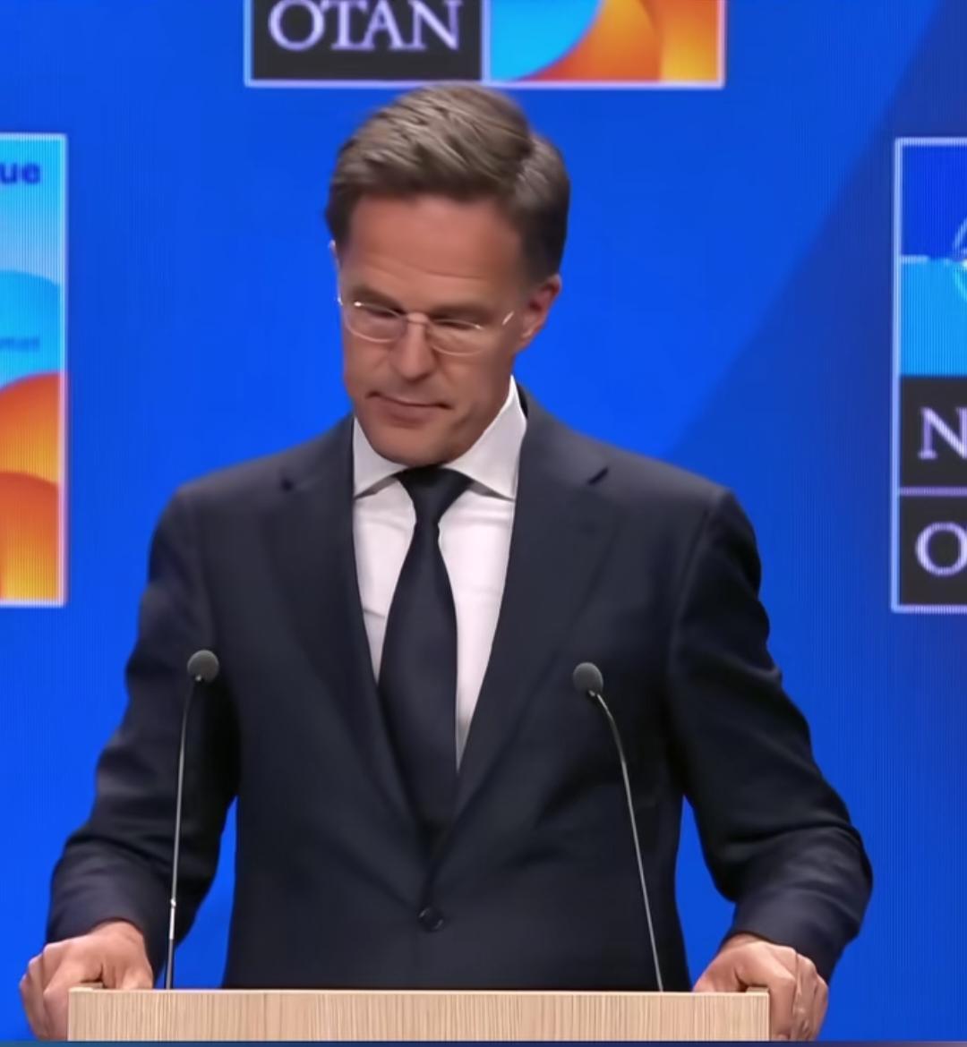 北约秘书长吕特，这位荷兰前首相，以拍美国"爸爸"的马屁而出名。
    他最近又