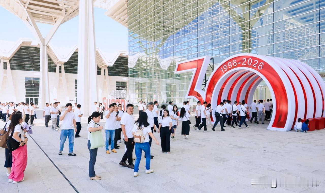 打卡！偶遇中科曙光30周年庆典
好巧不巧，今天遛弯路过国家会展中心，正好赶上中科