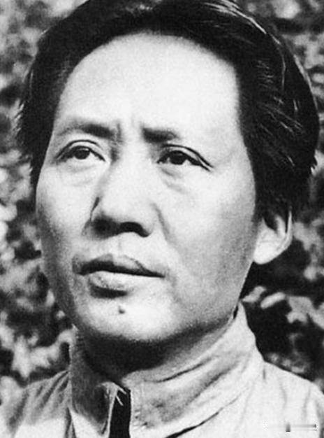 1948年，毛主席从城南庄动身赶往西柏坡，行进途中，路边草丛忽然冒出一个人影，随