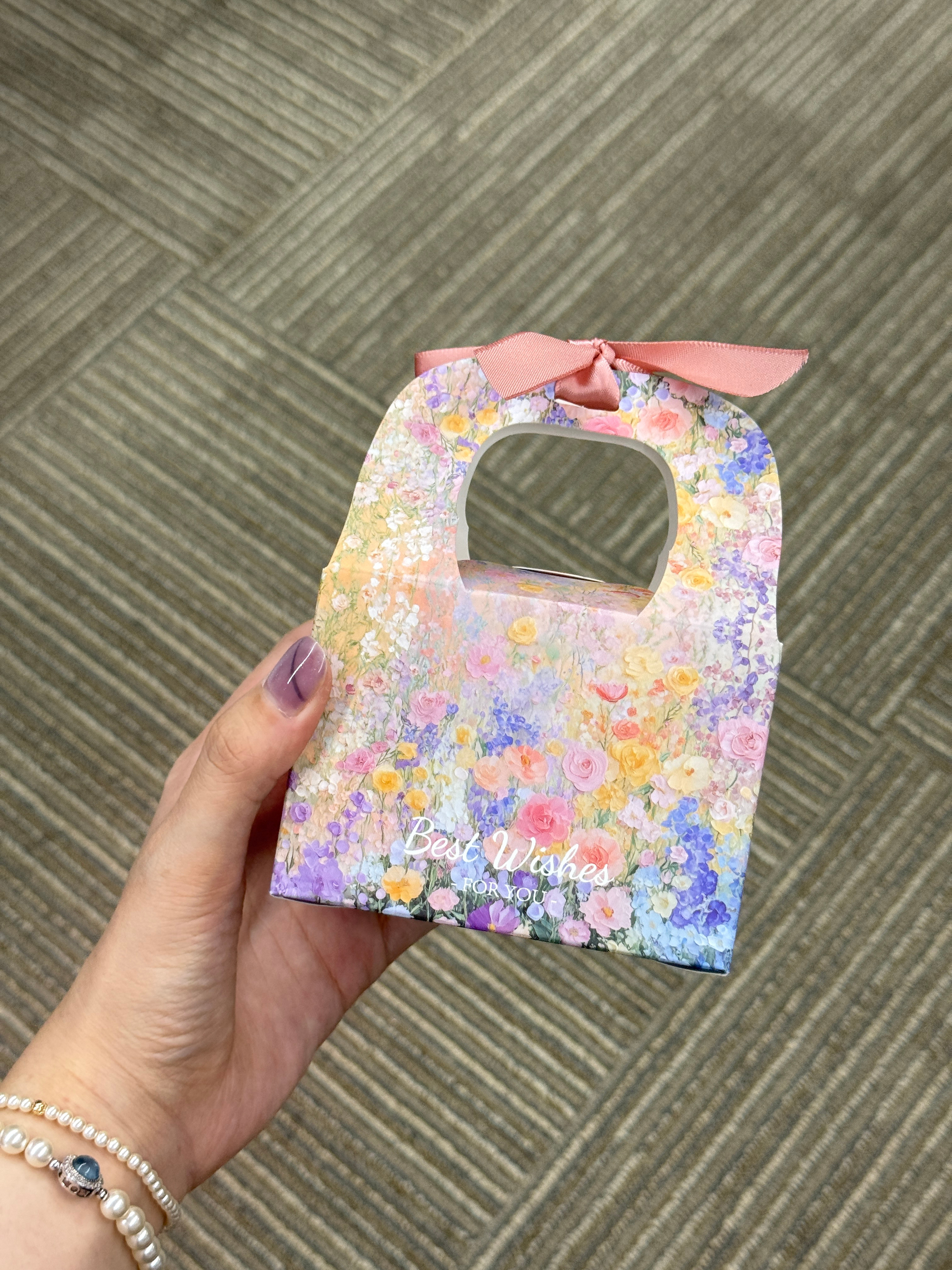 同事的喜糖  跟我的裙子蛮搭 还有  你们不是说不结婚吗？ ​​​