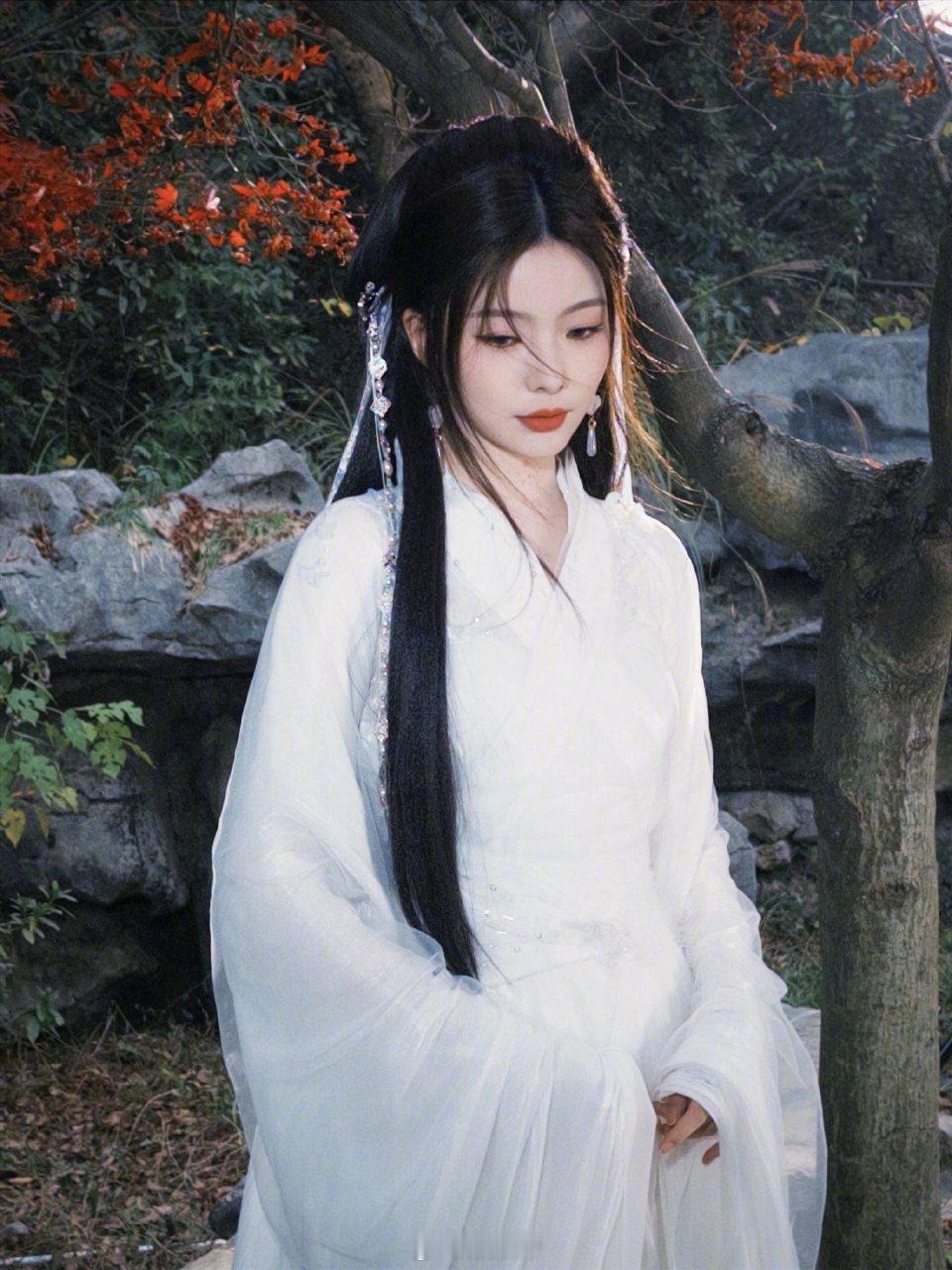 陈卓璇清冷古风美人 在追逐浓墨重彩的审美潮流中，陈卓璇反其道而行，以极致的素净与