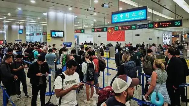 差点以为出国了！上海入境游大爆发，街头被老外攻占，3个原因曝光..
 
走在安福