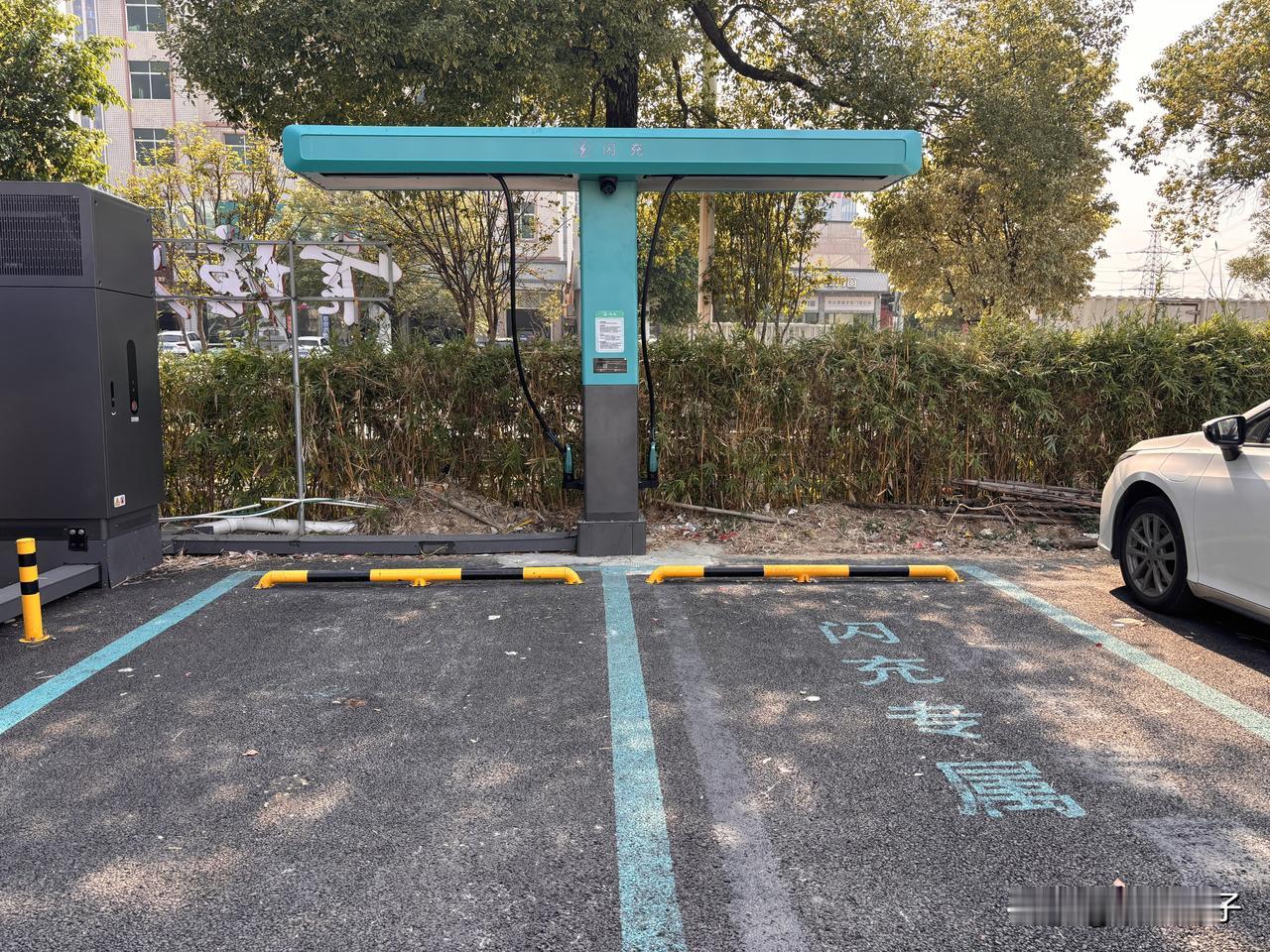 新能源充电桩建设有多卷？一个停车场进驻了四家品牌的充电站。

这个停车场位于广东