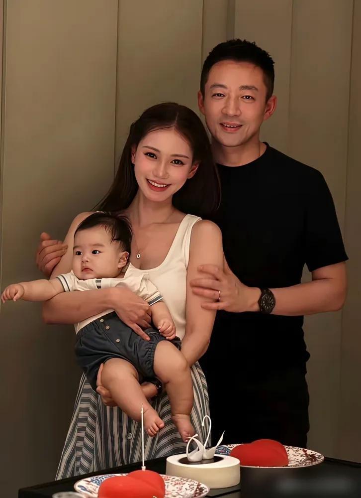 汪小菲给马筱梅庆生，夹走蛋糕上唯一一颗草莓喂到她嘴里，彻底颠覆了我的认知。 