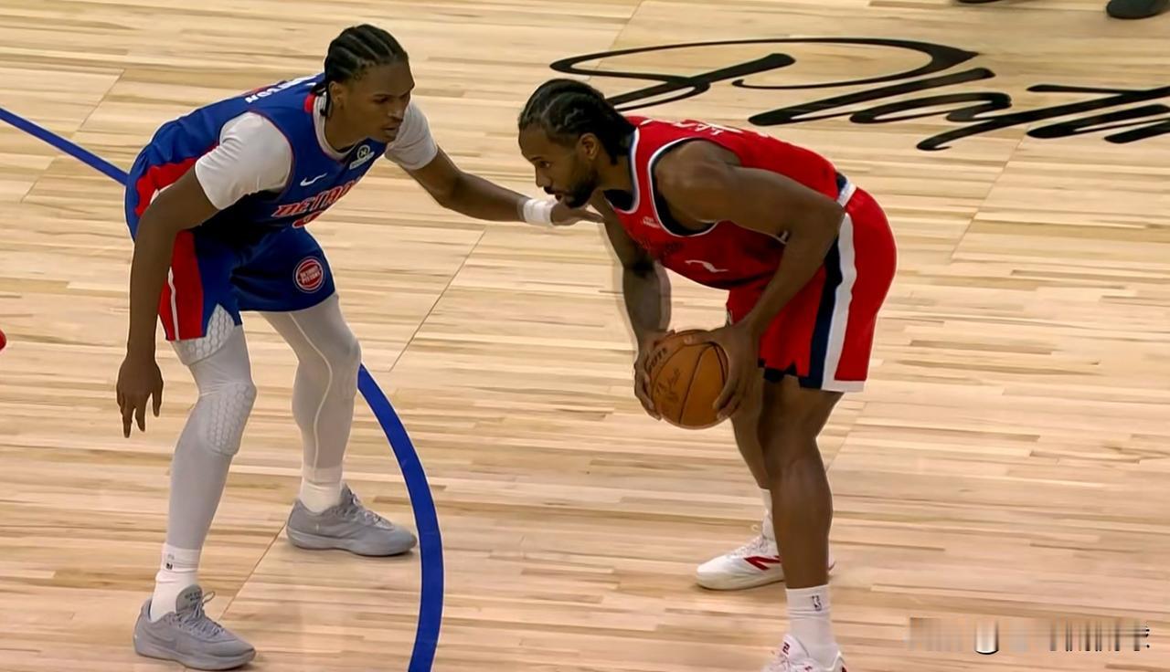 快船超级球星伦纳德终于发威了！在今天进行的快船和活塞的比赛中，目前双方的上半场比