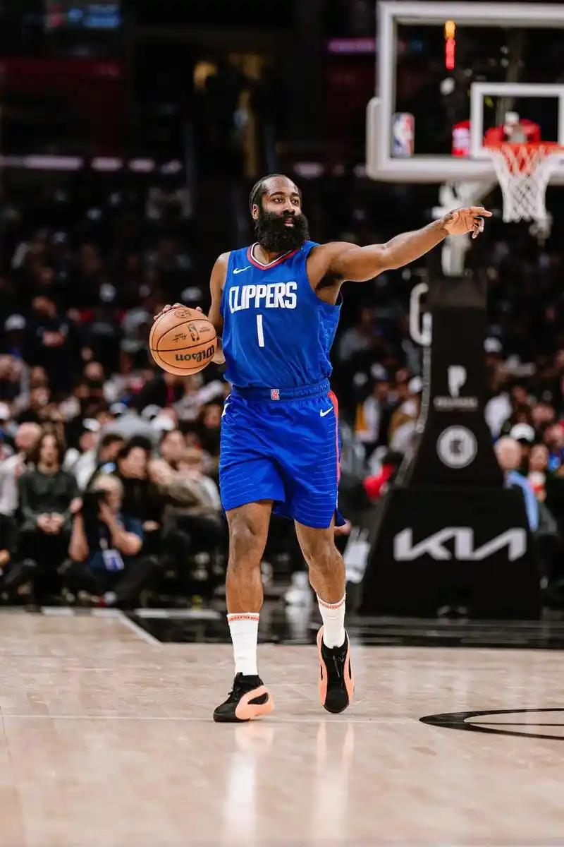 哈登太厉害了，越到赛季末段，老将会越发的光彩，在战胜东部强队猛龙的比赛中，哈登出