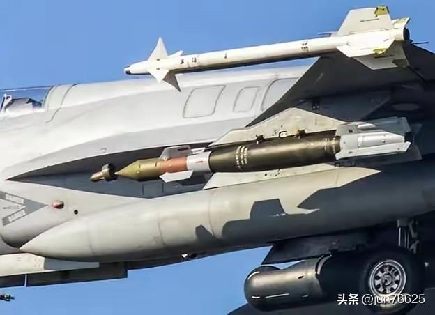 阿塞拜疆为它的枭龙战机从土耳其购买了40套ASELPOD，这是土耳其研制的第三代