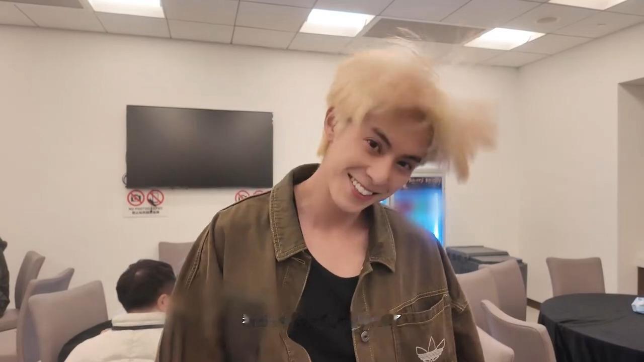 头发好多哈哈哈哈哈 