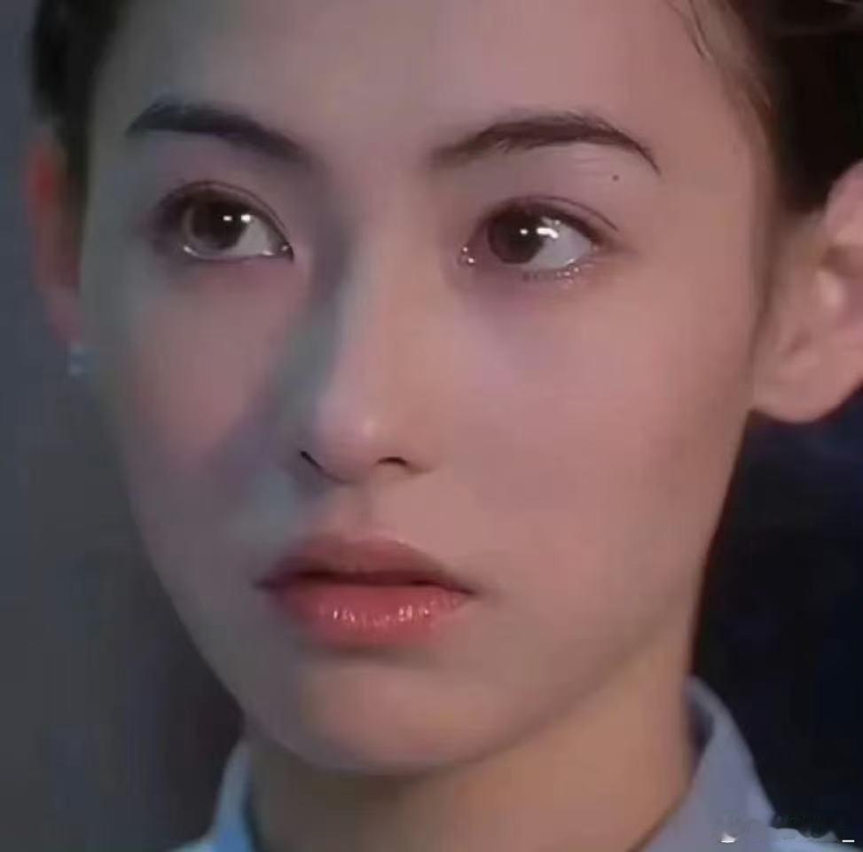 内娱就该多来点张柏芝式投喂张柏芝的宠粉真的太实在了！机场偶遇粉丝直接投喂零食礼物