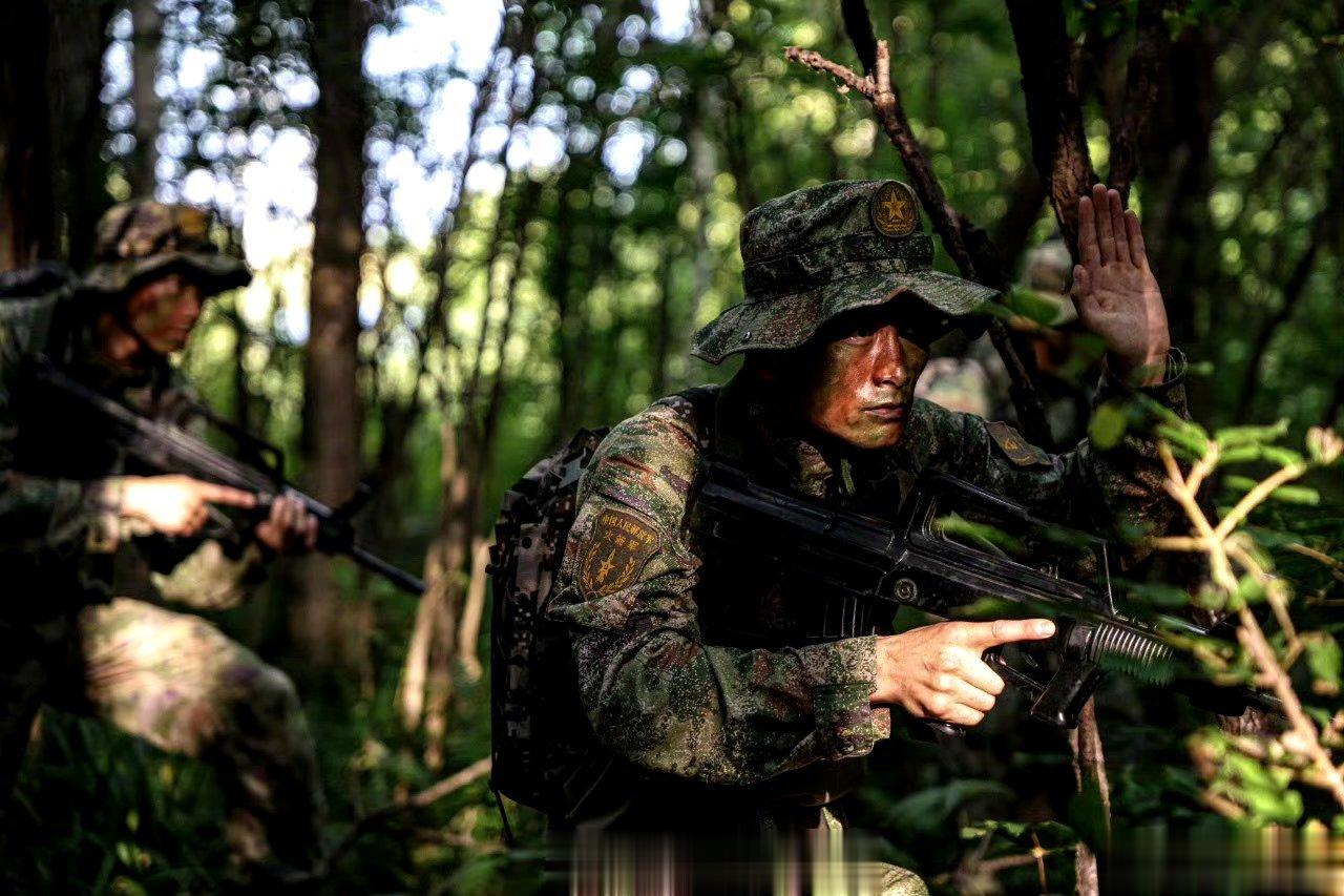 刺激！#火箭军警卫兵丛林大片火热来袭#[心]秋高气爽，火箭军某部警卫队员穿梭在丛