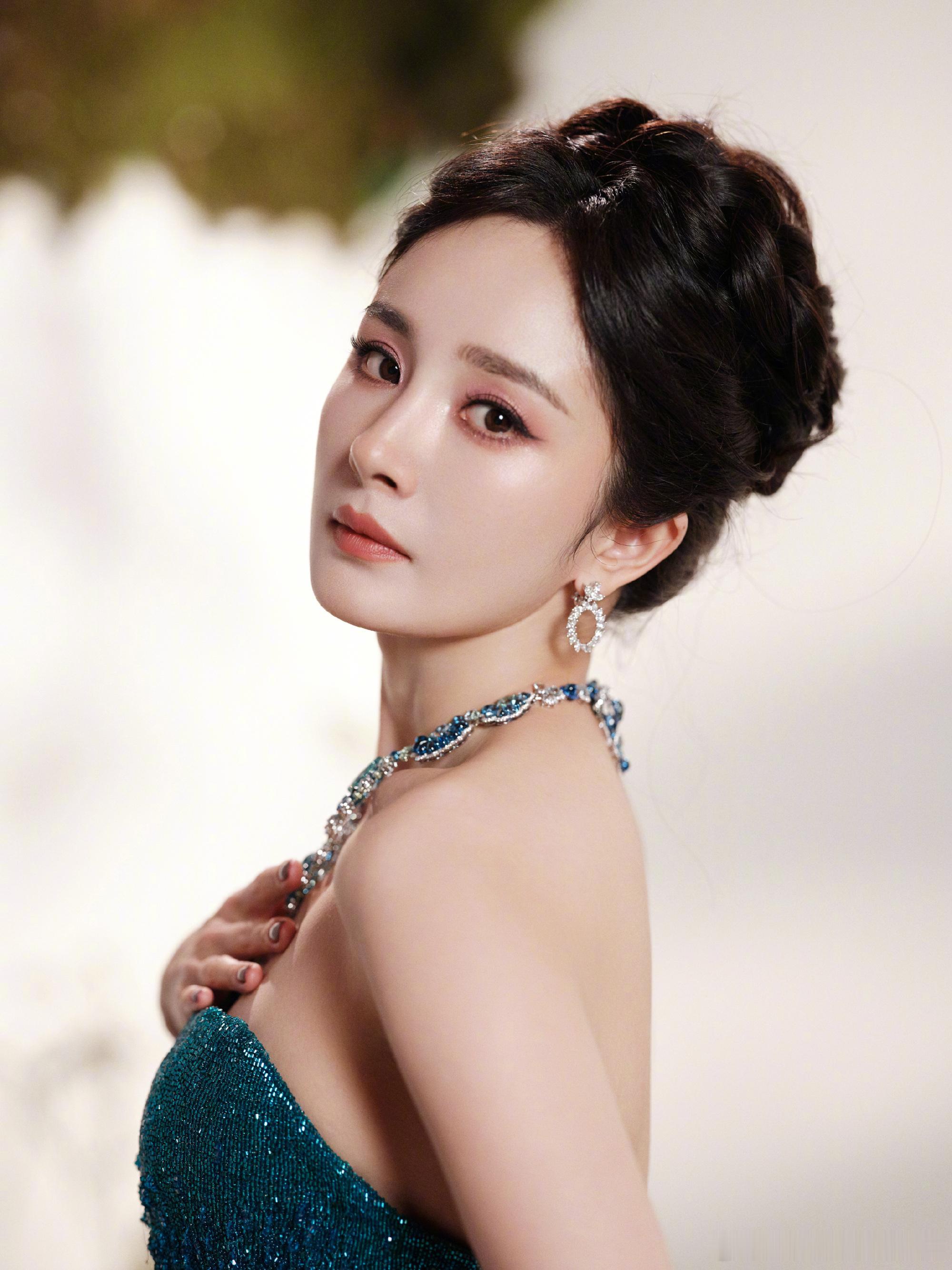 杨幂今天是公主来的吧🩵工作室发力了微博视界大会红毯微博视界大会 ​​​