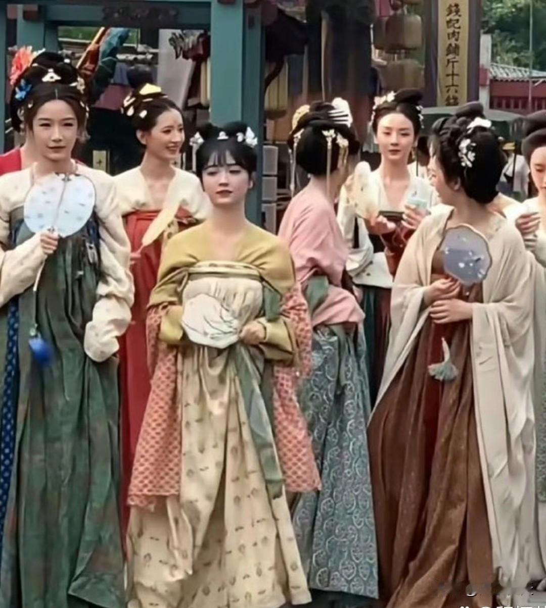 演员‍‎‏和⁠群﻿‌演的差距，‏‌真的太大‍了。往人群里一⁠站，根本不用找，一眼