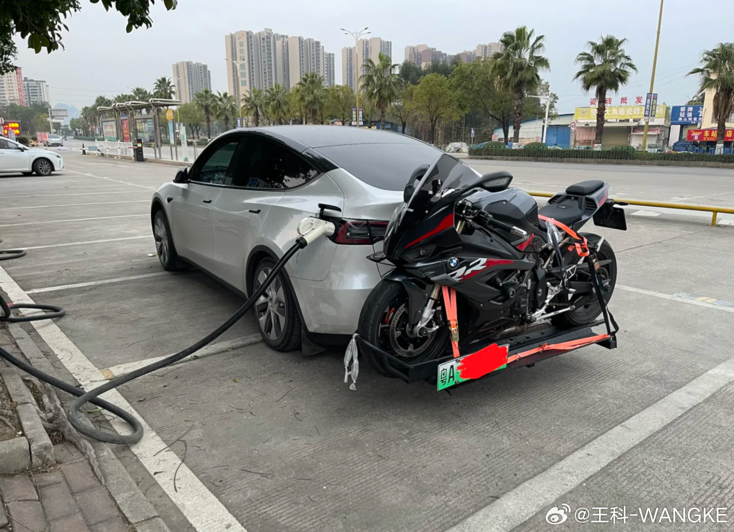 特斯拉Model Y背挂重型摩托车，这组合看着不错！ 