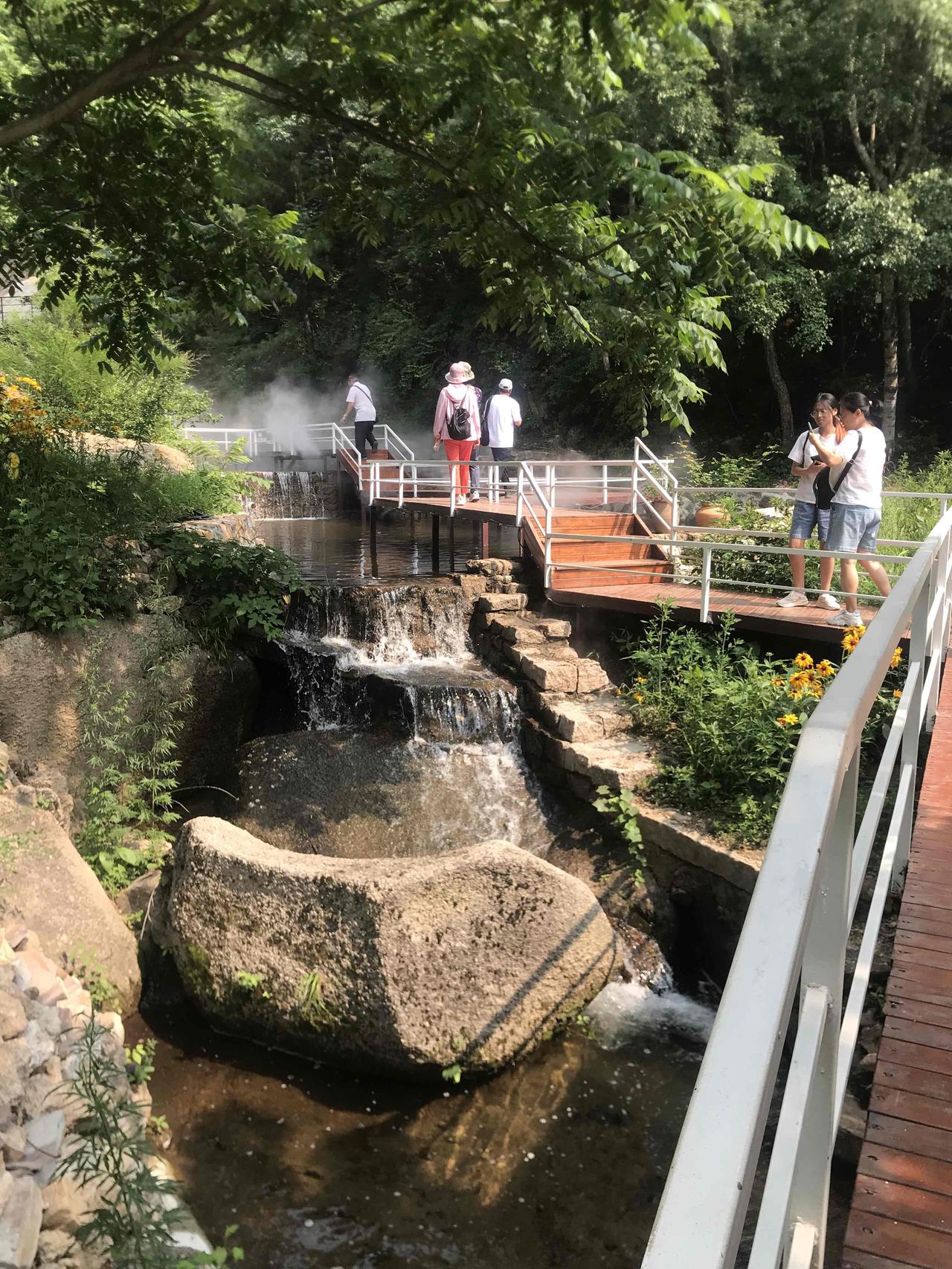 上联:情牵一世心相伴，请君对下联对，爱到百年手常牵。