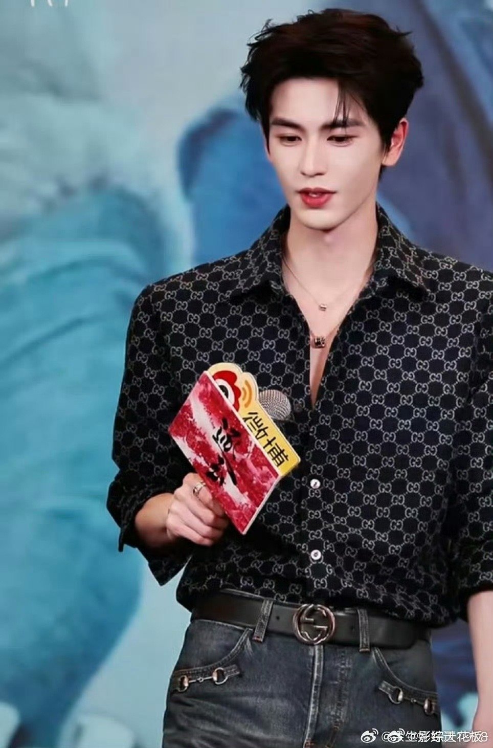 张凌赫又在全场找人了 张凌赫全场扫描粉丝的画面，像极了在人群里找朋友的我。找到后