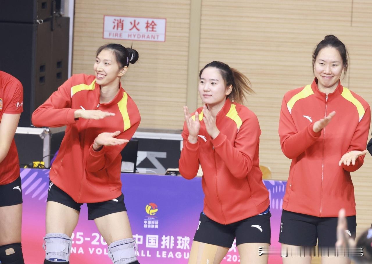 江苏女排的笑点可真多[呲牙]打福建女排，替补席的吴梦洁耍起舞蹈，倪非凡模仿着大卫