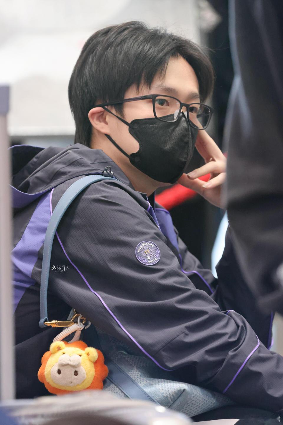 携专属小狮子HOHO，王楚钦整装出征伦敦世乒赛✨ 软萌玩偶是温柔羁绊，更是专属底