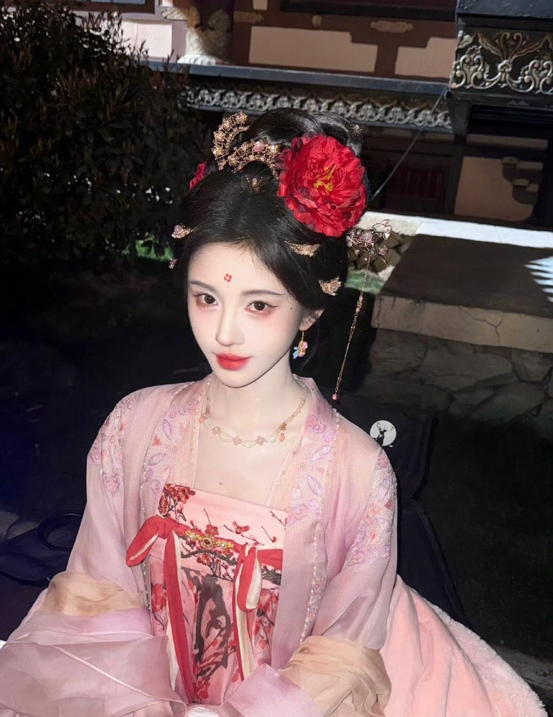 💙鞠婧祎生图

热爱漫无边际 生活自有分寸.𝓛𝓸𝓿𝓮 𝓲𝓼 𝓫?