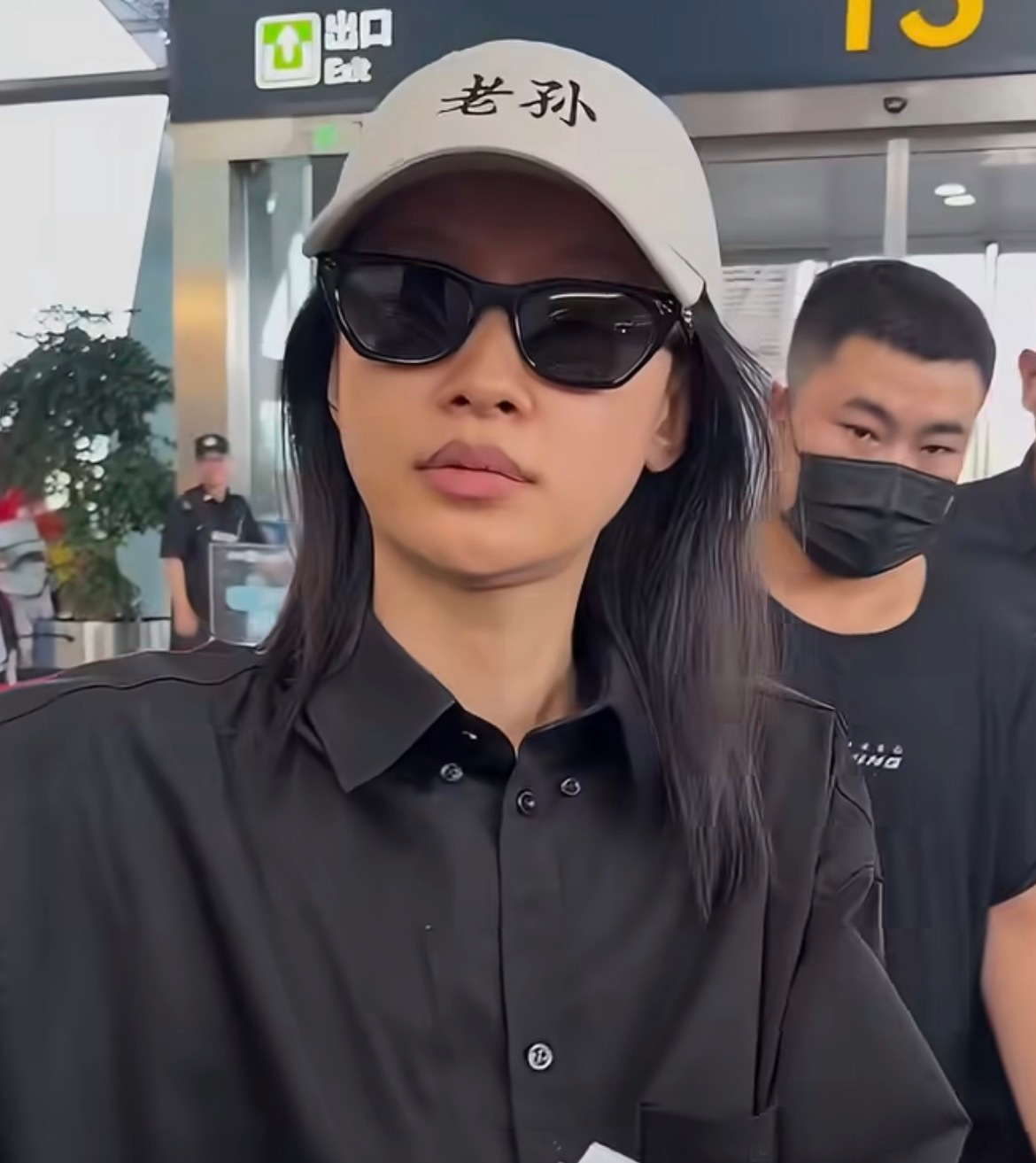 孙怡素颜肤色这才是真素颜啊，内娱好多不涂假睫毛口红就算素颜了，实际粉底眉毛有色唇
