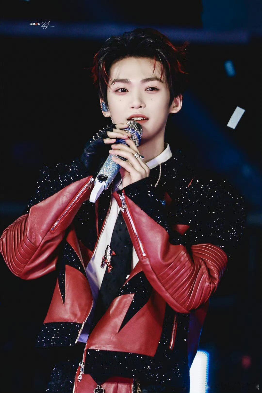 梓渝演唱会眉钉红色皮衣造型有[污][污][污]野性痞帅质感啊[污][污]这个梓渝