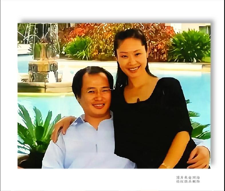 一张早年泳池边的合照，让我们看见了舞台之外，于文华最松弛幸福的模样。
 
褪去了