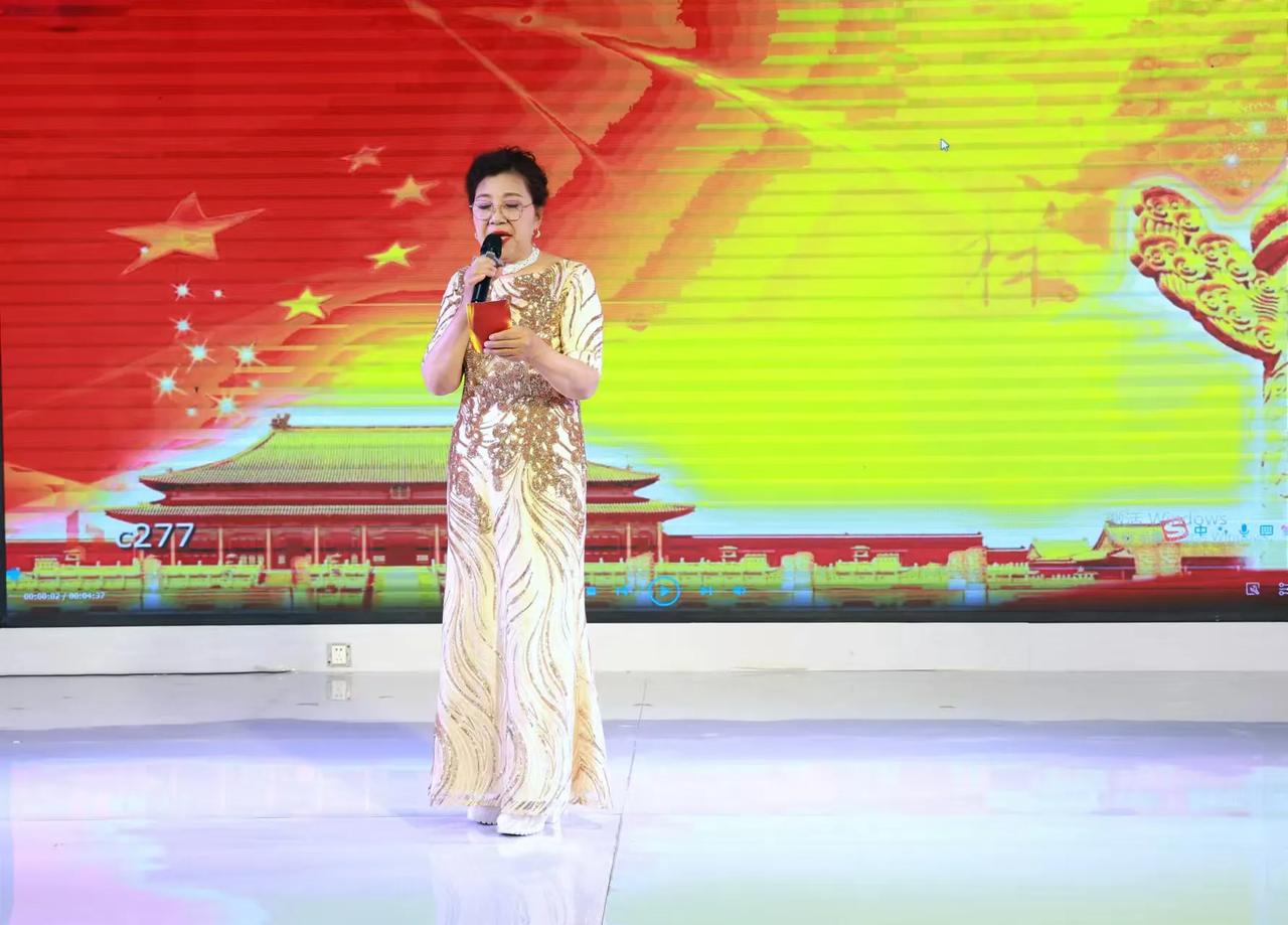 有缘相聚港城群建群一周年庆典暨迎新春联欢会
女：尊敬的各位领导，各位来宾
男：亲