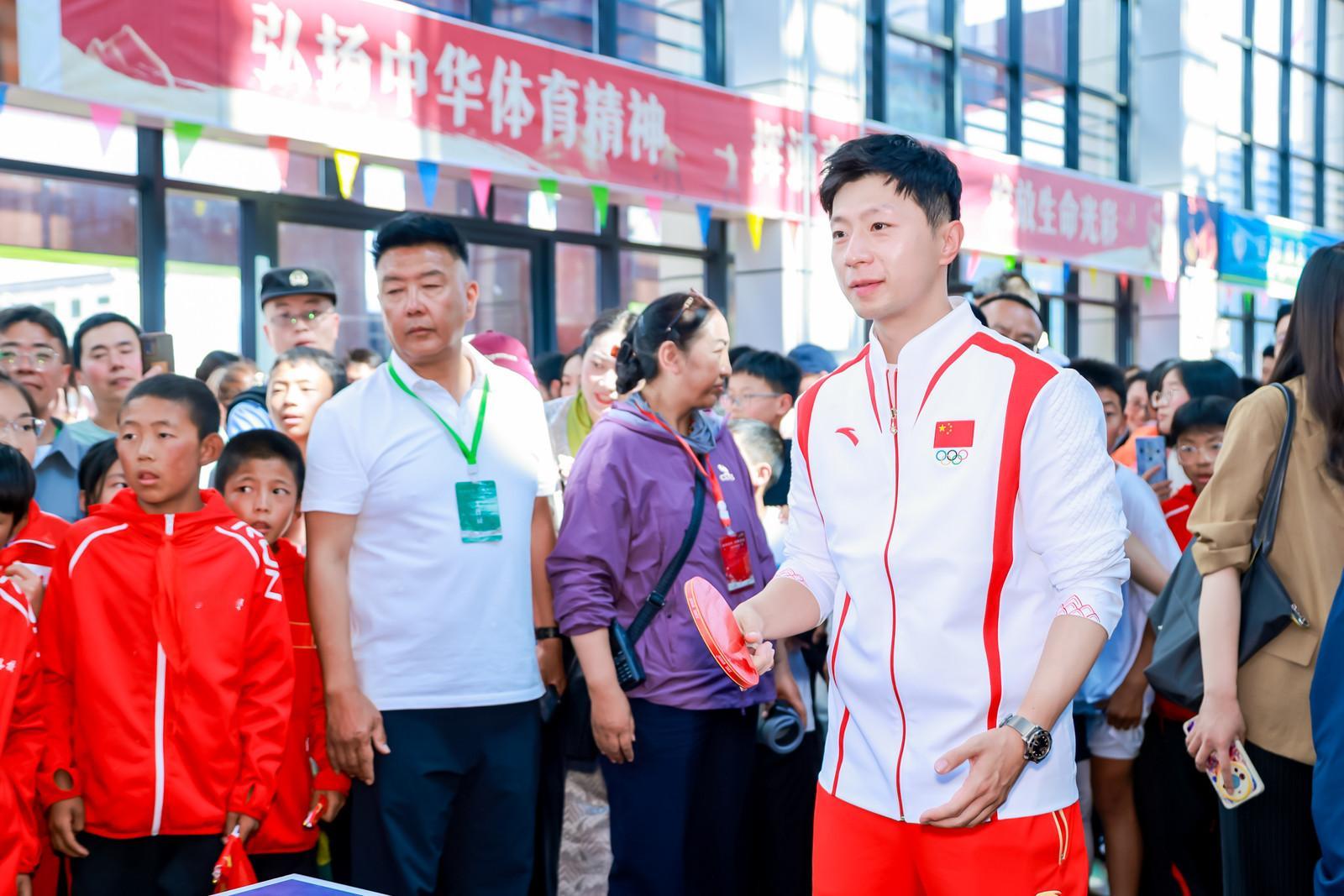 中华体育精神颂这个打球的马龙开心 ​​​
