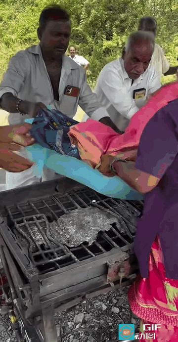 印度低种姓人去世，只需要一瓶液化气就够了。

熟悉印度的人才会知道，

高种姓去