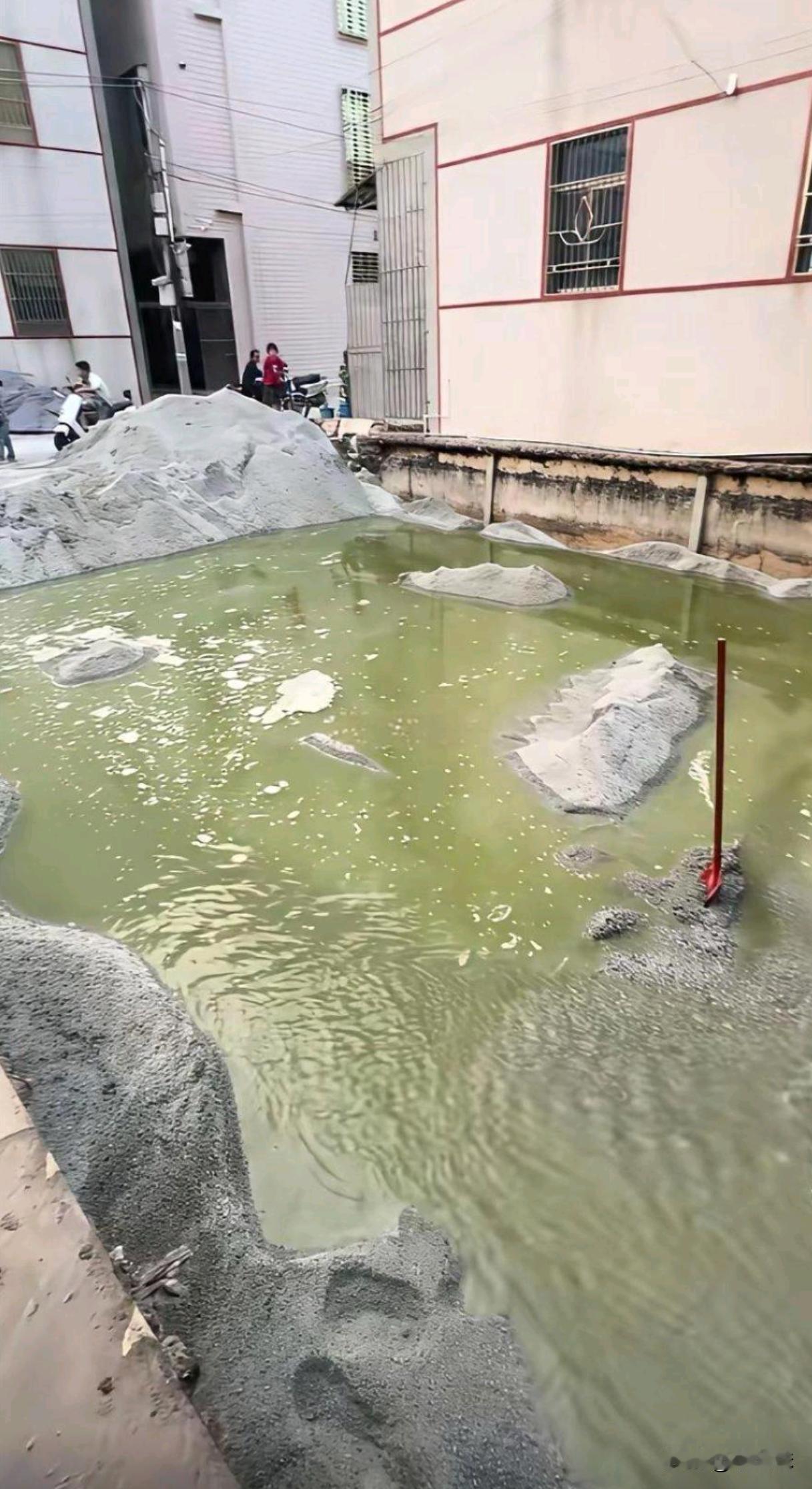 地基打好了，邻居找理由不让建房，那我直接在他旁边建鱼塘总可以吧？