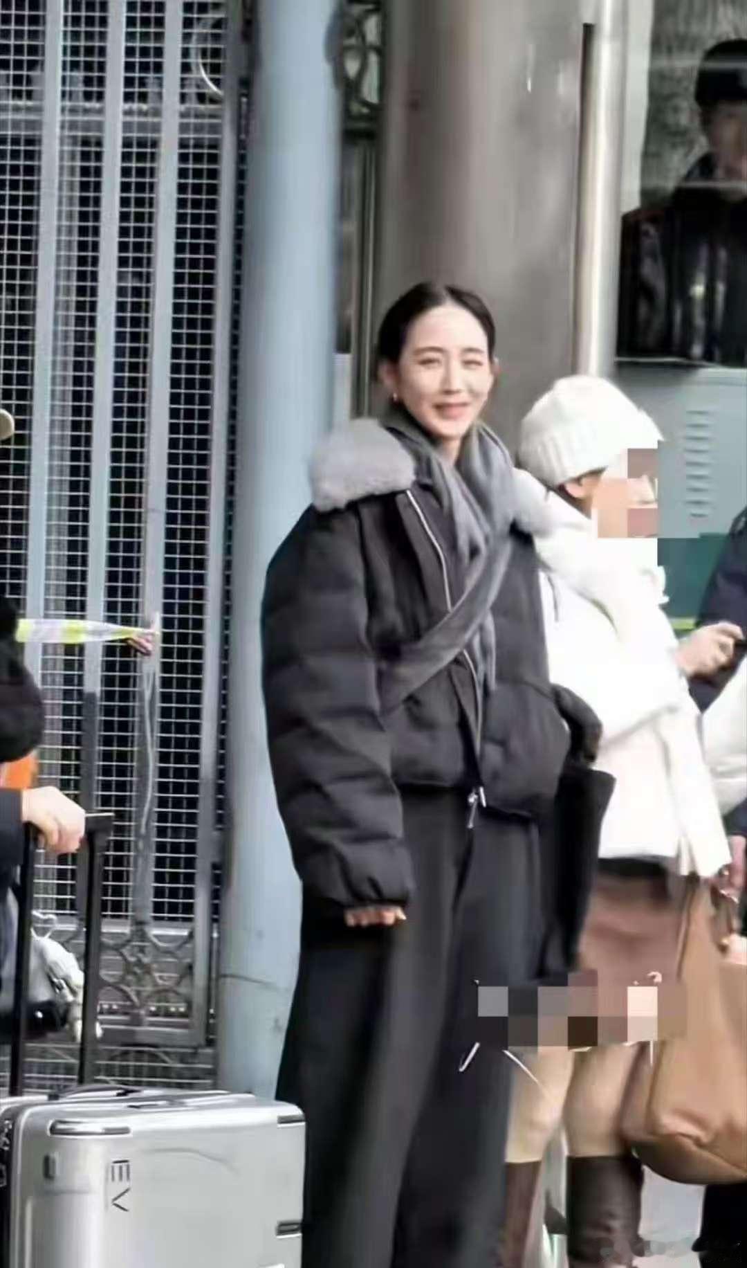 张钧甯春晚联排穿的衣服售罄了  张钧甯春晚联排穿的衣服售罄了，这个衣服真的是太抢