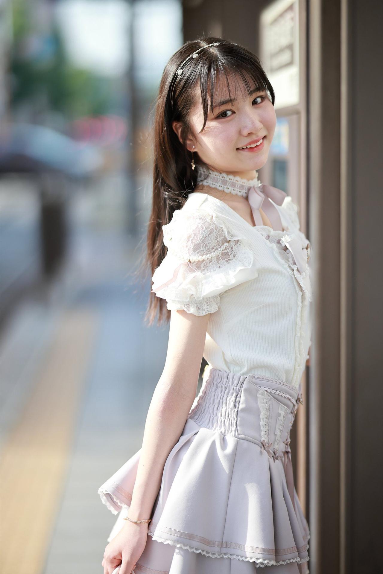 甜美少女风，优雅蕾丝裙，阳光下的微笑