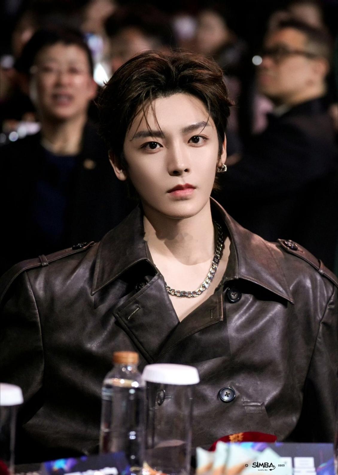 侯明昊你是懂我们想看什么的  瞧这花絮，暖意直抵心房！侯明昊一遍遍打磨歌曲，赶路