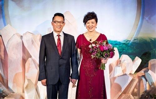 郎平与第二任丈夫王育成大婚时的一张留影。仪式上，两人共执毛笔，在宣纸上写下“郎”