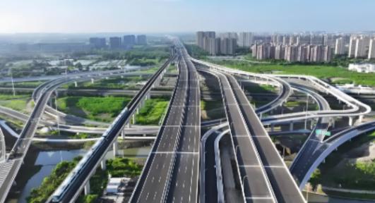 14亿中国人养不起高速？8年亏空6万亿，美国高速免费却能盈利，美国的高速随便上，