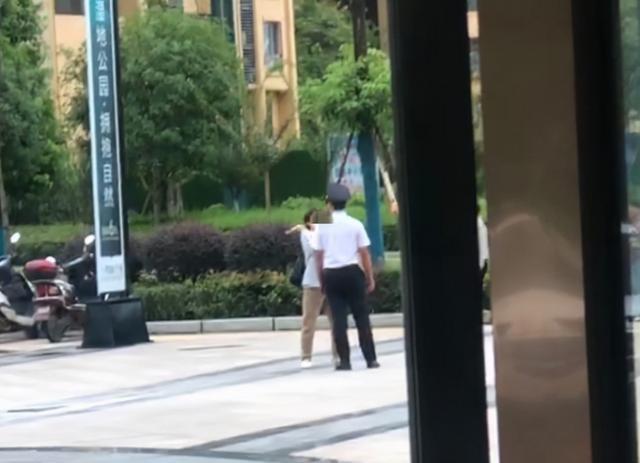 “把儿子坑惨了！”四川宜宾，一大妈和保安发生口角争执后，挥手扇了保安一巴掌，没想