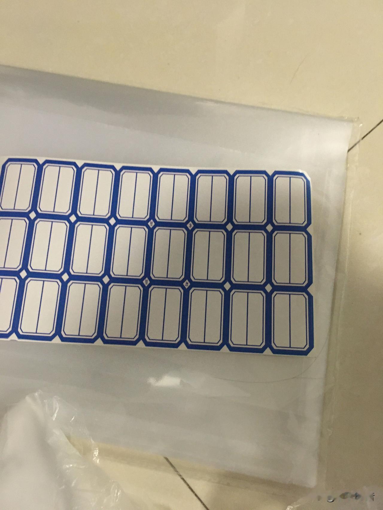 小时候包书皮都是用报纸包，三年级包书皮的时候，大舅说他拿了花纸在姥娘家，让我去拿