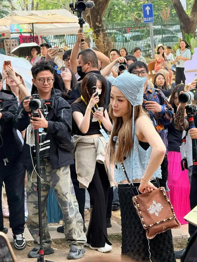 明星耍大牌早已不新鲜，但如此嚣张跋扈实属罕见。
直接驱赶游客，把地方当自家后院了