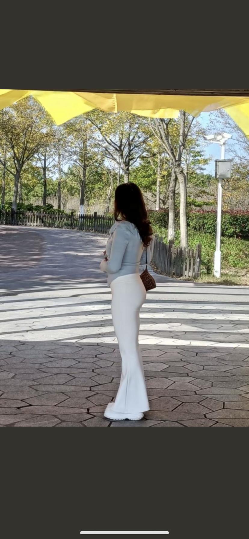 阳光明媚的午后，漫步在公园的小路上，享受着自然的美好。